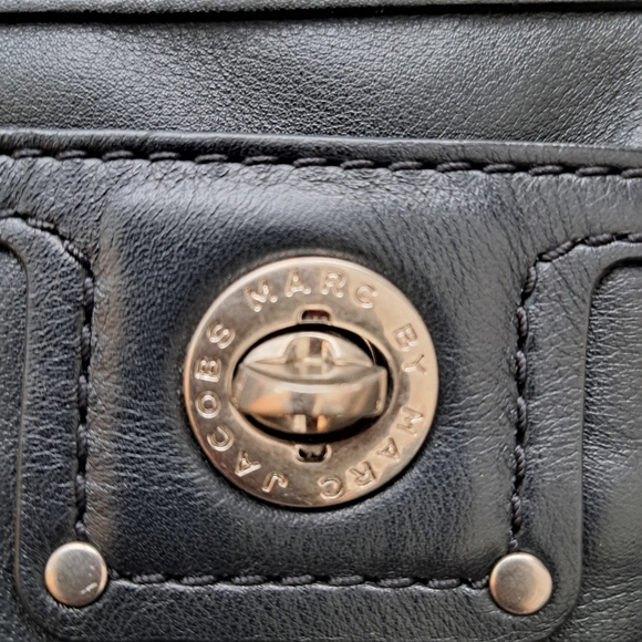 Marc Jacobs Black Leather Crossbody with Dual Front Pockets - Picture 3 of 9